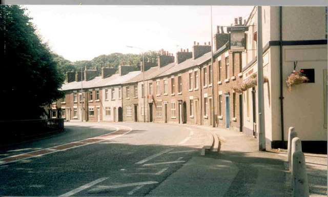 File:Disley - The Crescent.jpg