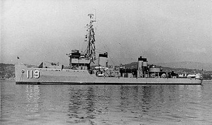 File:USS Sustain (AM-119) at anchor on 22 April 1954.jpg