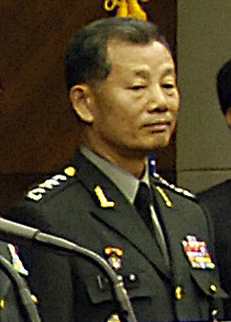 File:Army (ROKA) General Kim Byung-kwan 육군대장 김병관 (Defense.gov photo essay 071107-D-7203T-012).jpg