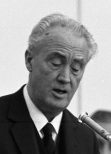 File:Bundesarchiv B 145 Bild-F023374-0014, Bonn, Plenarsitzung Bundesrat, Gradl (cropped).jpg