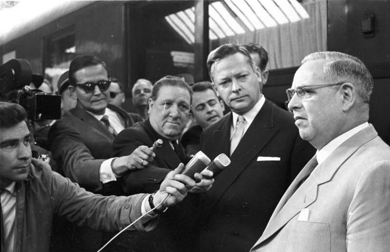 File:Bundesarchiv Bild 183-64094-006-Teil 2, Genf, Aussenministerkonferenz, Ankunf Dr. Bolz.jpg