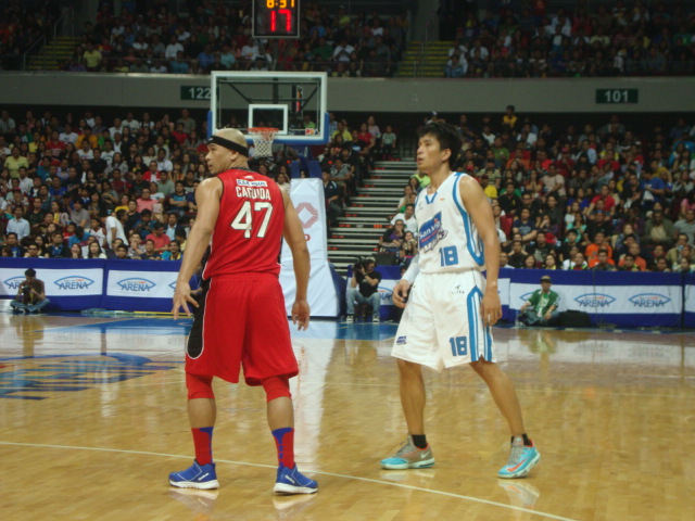 File:Mark Caguioa-James Yap - BGSM vs San Mig Coffee 2014-01-29.jpg
