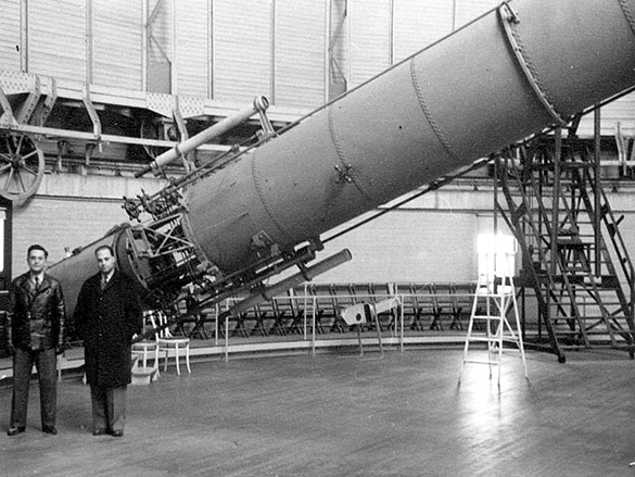 File:Jorge Sahade en 1944 trabajando en el Observatorio Yerkes.jpg