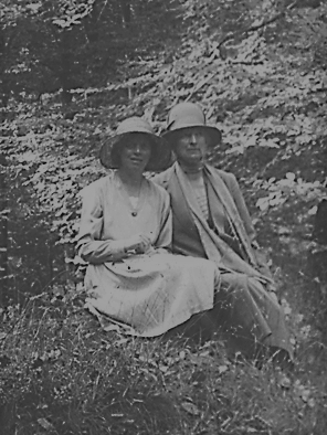File:Mary Stella Edwards and Judith Ackland at Bucks Mills, 1924.png