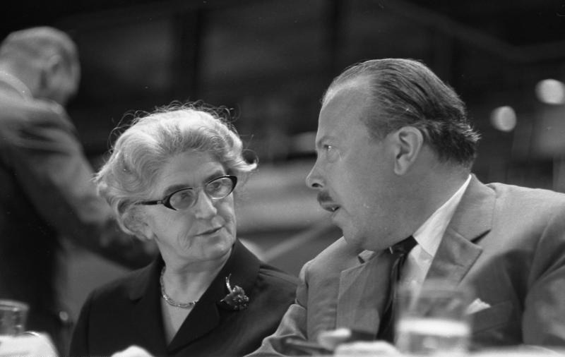 File:Bundesarchiv B 145 Bild-F028914-0006, CDU-Kongress, Brauksiepe und Guttenberg.jpg