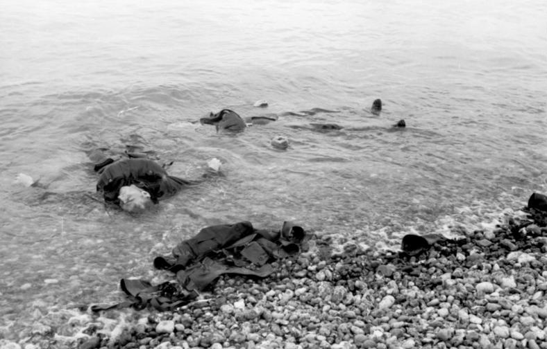 File:Bundesarchiv Bild 101I-291-1206-13, Dieppe, Landungsversuch, tote alliierte Soldaten.jpg