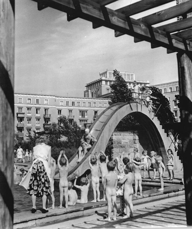 File:Bundesarchiv Bild 183-56576-0002, Berlin-Friedrichshain, Planschbecken.jpg