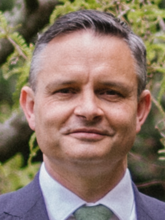 File:James Shaw 2020 (green background).jpg