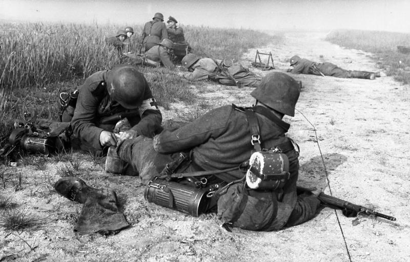 File:Bundesarchiv Bild 101I-054-1531-11, Frankreich, erste Hilfe für Verwundeten.jpg