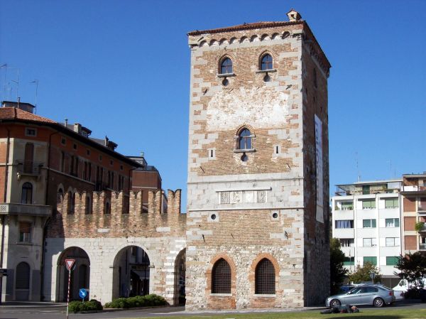 File:Udine-PortaAquileia.jpg