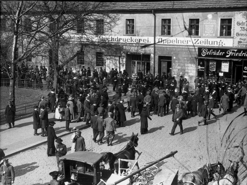 File:Bundesarchiv Bild 146-1985-010-10, Oppeln, Erwartung der Wahlergebnisse.jpg