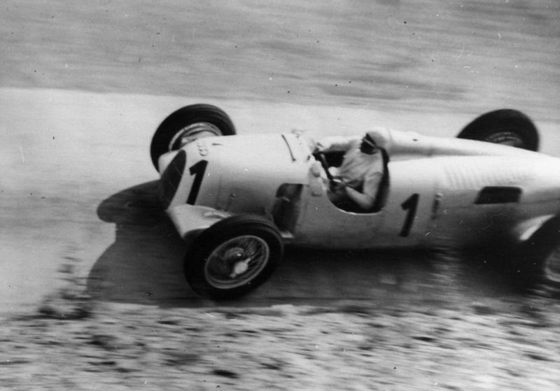 File:Bundesarchiv Bild 146-1989-015-36A, Nürburgring, Bernd Rosemeyer in Rennwagen.jpg