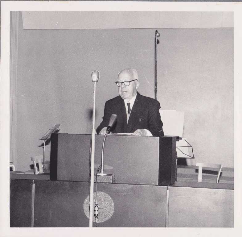 File:K-1272-45- Maaherra Alpo Lumme pitää tervehdyspuheen seminaarin 100-vuotisjuhlien päiväjuhlassa, 1963.jpg