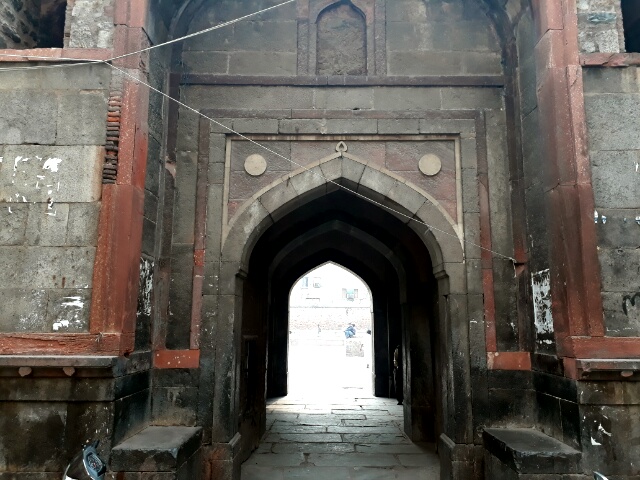 File:Front gate of Ghalib's Tomb compound.jpg