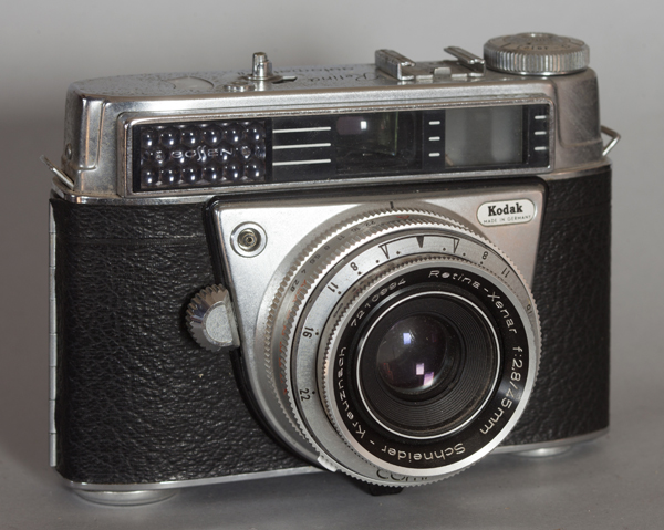 File:PM 110130 E Antique Photo camera.jpg