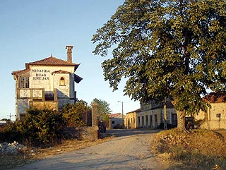File:Duas Igrejas-Miranda Train station.jpg