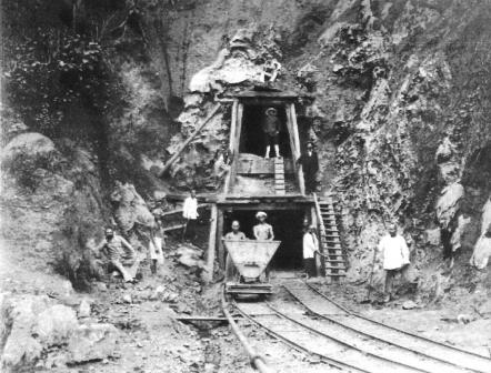 File:Muara-Colliery-1900.jpg