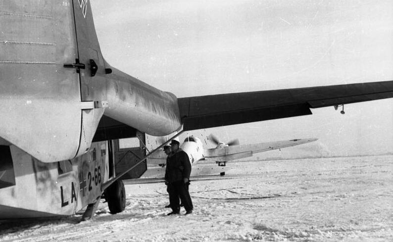 File:Bundesarchiv Bild 101I-331-3026-06A, Russland, Go 242 und He 111.jpg