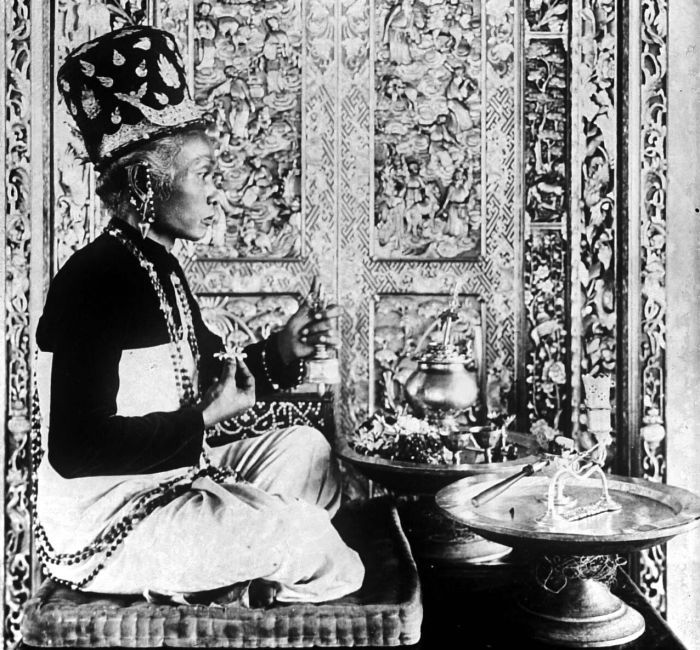 File:COLLECTIE TROPENMUSEUM Een pedanda istri (preisteres) met offergereedschap Bali TMnr 10001214.jpg