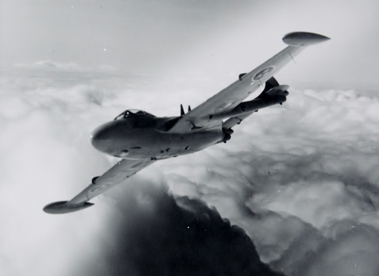 File:J 33, De Havilland DH 112 Venom Mk 51 (01).jpg