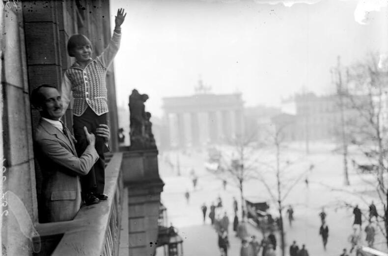 File:Bundesarchiv Bild 102-00756, Berlin, Jacky Coogan auf dem Balkon des Adlons.jpg