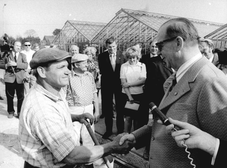 File:Bundesarchiv Bild 183-N0513-0031, Lehnin, Gerhard Grüneberg in der LPG.jpg