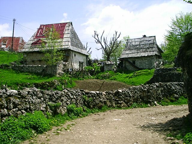 File:Cuchovici, zakouti ve vsi 1355 m.n.m - salase.jpg