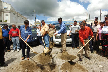 File:Luis Fortuño groundbreaking.jpg