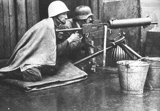 File:Warsaw Uprising by Bukowski - machine gun - 76.jpg