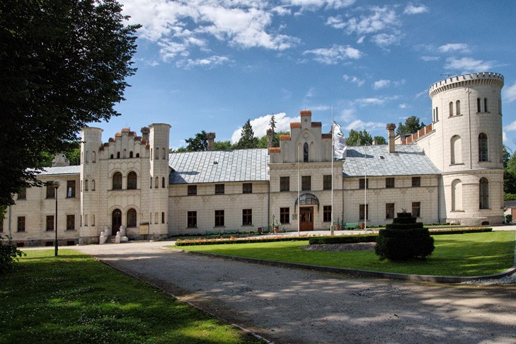 File:Margońska Wieś Pałac Carla von Schwichowa.jpg