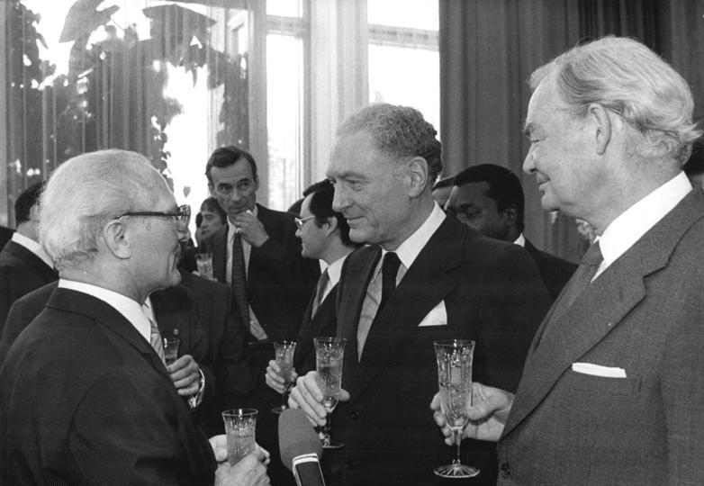 File:Bundesarchiv Bild 183-Z0629-039, Berlin, Wahl Honecker, Gratulation.jpg
