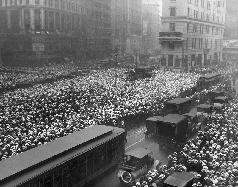 File:Crowd awaits news of Dempsey - Carpentier.JPG