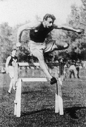 File:Kraenzlein Hurdling.jpg
