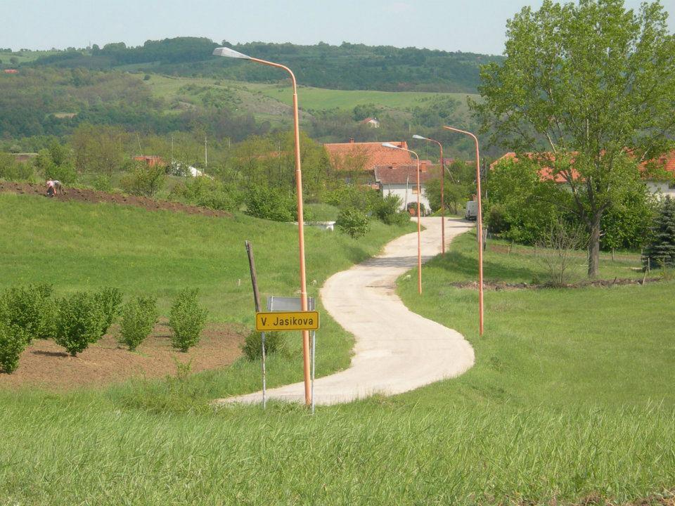 File:Ulaz u selo Velika Jasikova.jpg