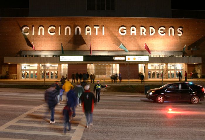 File:Cincinnati gardens exterior 2004.jpg