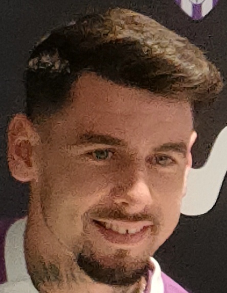 File:Luis Pérez en la tienda Movistar.jpg