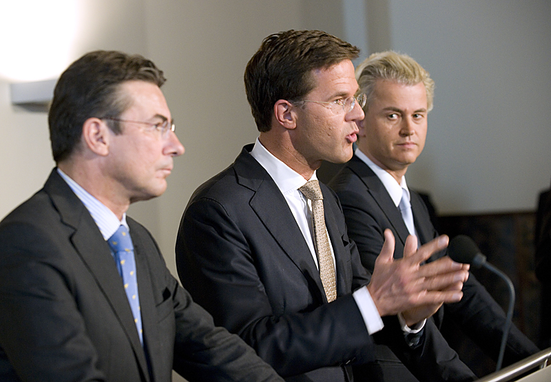 File:Rutte, Verhagen en Wilders bij presentatie regeer- en gedoogakkoord (5121025524).jpg