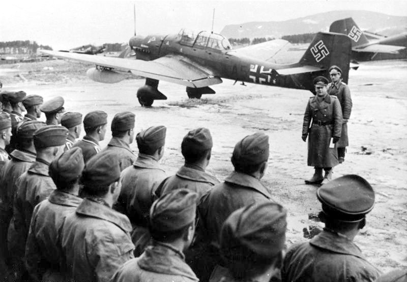 File:Bundesarchiv Bild 101I-760-0165N-26, Norwegen, Erhard Milch bei Stuka-Staffel.jpg