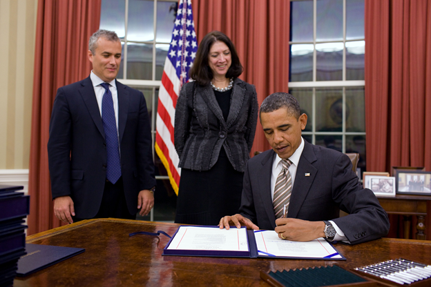 File:POTUS-Signs-GPRAMA-Bill.png