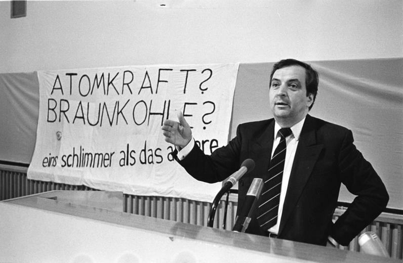 File:Bundesarchiv Bild 183-1990-0119-302, Prof. Dr. Klaus Töpfer, BRD-Umweltminister.jpg