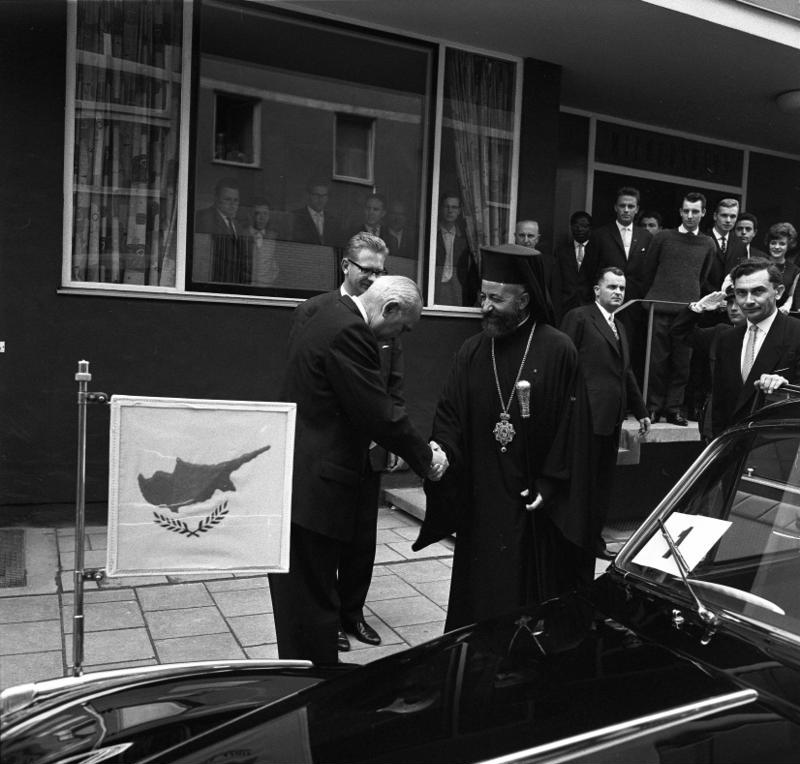 File:Bundesarchiv B 145 Bild-F013050-0001, München, Staatsbesuch Präsident von Zypern.jpg