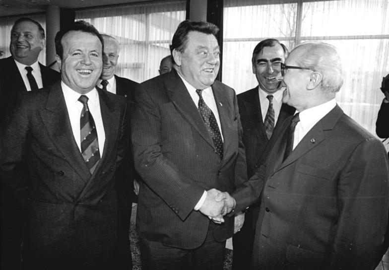 File:Bundesarchiv Bild 183-1990-0226-315, Leipzig, Frühjahrsmesse, Strauß, Honecker.jpg