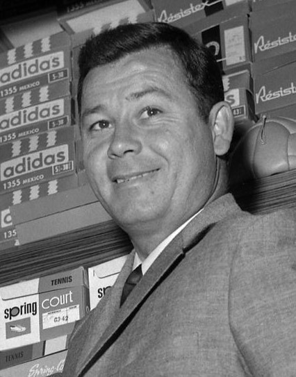 File:23.05.66 Just Fontaine dans son magasin (1966) - 53Fi634 (Cropped).jpg