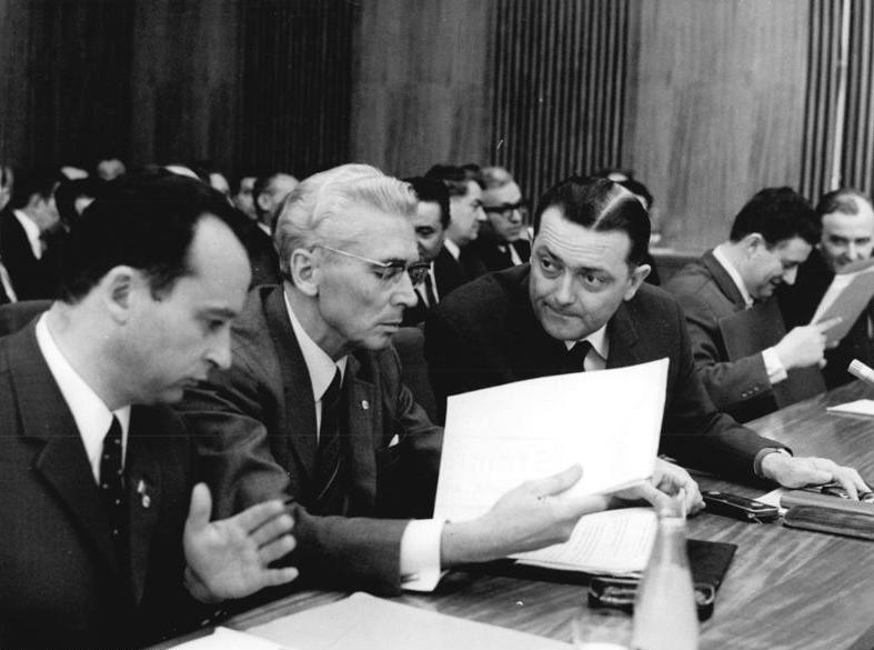 File:Bundesarchiv Bild 183-J0416-0030-001, Berlin, 24. DDR-Staatsratsitzung.jpg