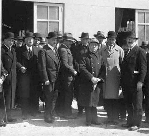 File:Etienne Billières et Paul Feuga, en 1934 (au concours agricole de Toulouse).jpg