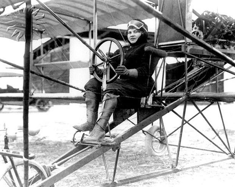 File:Blanche Stuart Scott in her biplane circa 1910–1916.jpg