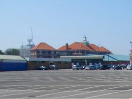 File:North Parade, Skegness - geograph.org.uk - 815526 (cropped).jpg