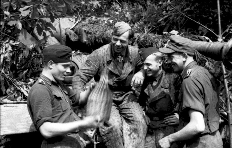 File:Bundesarchiv Bild 101I-721-0387-05A, Frankreich, SS-Panzersoldaten vor Panzer.jpg