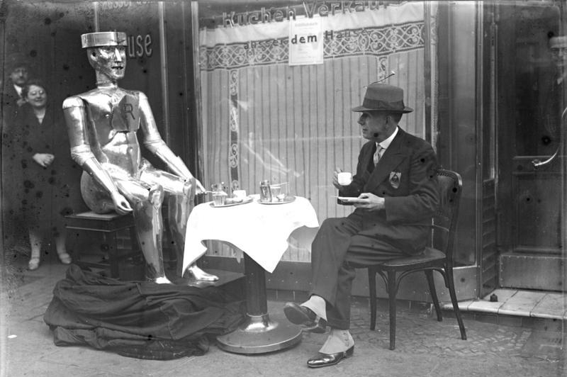 File:Bundesarchiv Bild 102-09312, Berlin, Roboter mit seinem Erfinder.jpg
