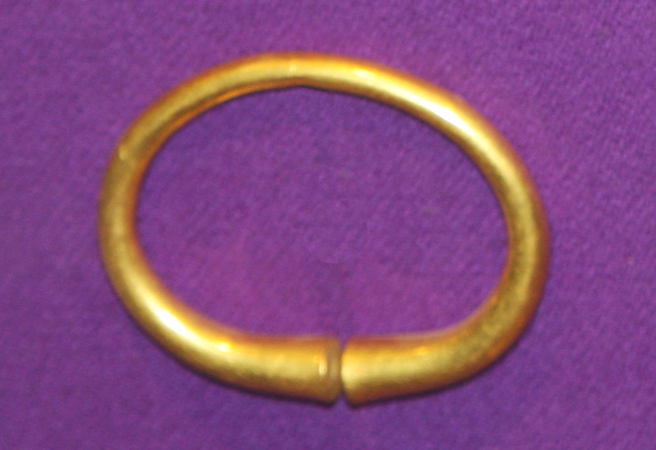 File:Penannular armlet - Apahida.jpg